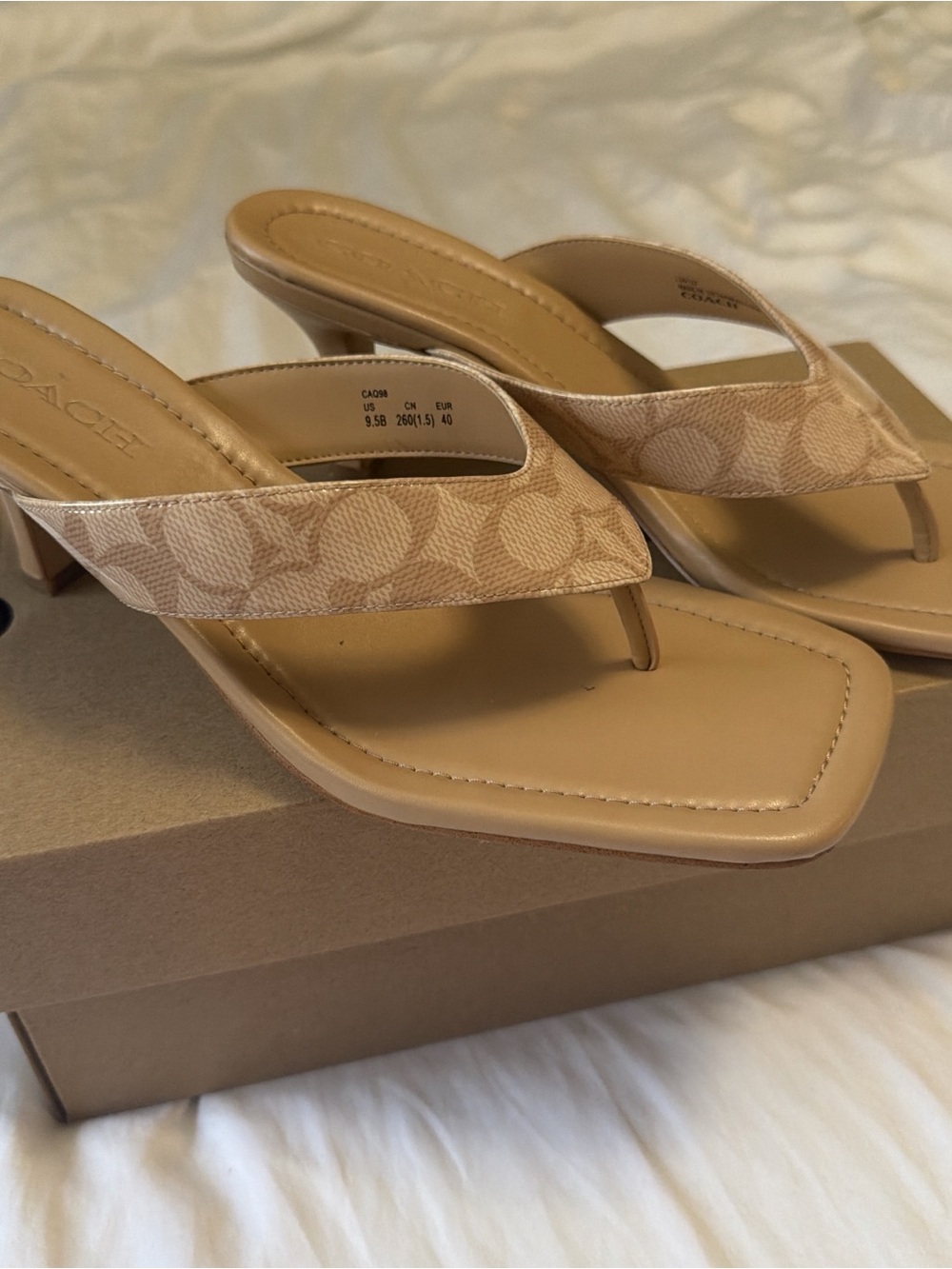 Coach Women’s Tan Logo Kitten Heel Thong Sandals size 9.5 - Picture 3 of 5
